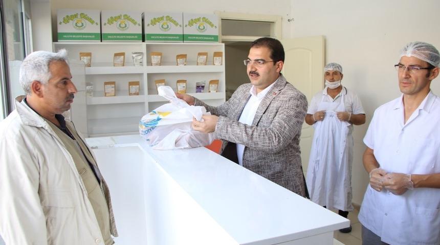 Haliliye&rsquo;de &ccedil;&ouml;lyak hastalarına gl&uuml;tensiz ekmek yardımı