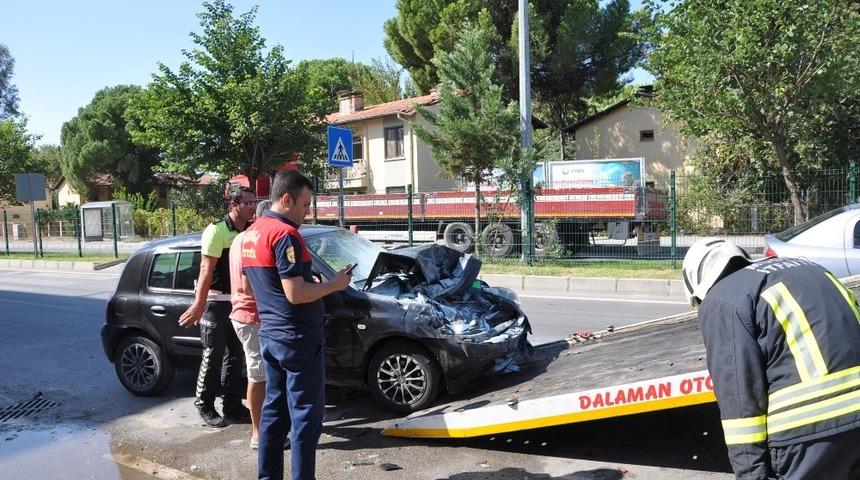 Direksiyonu kilitlenen otomobil park halindeki araca &ccedil;arptı