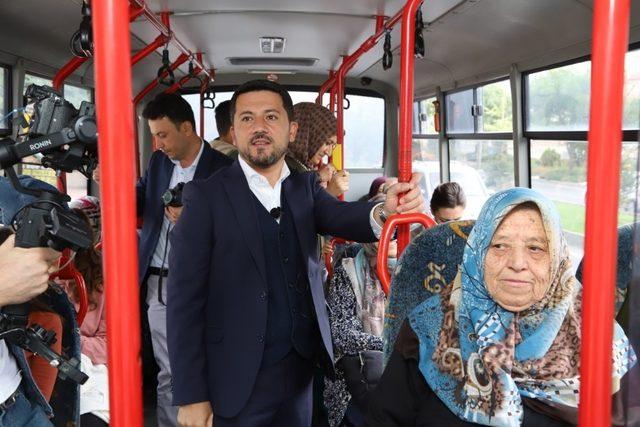 Belediye başkanı makamına halk otobüsü ile gitti