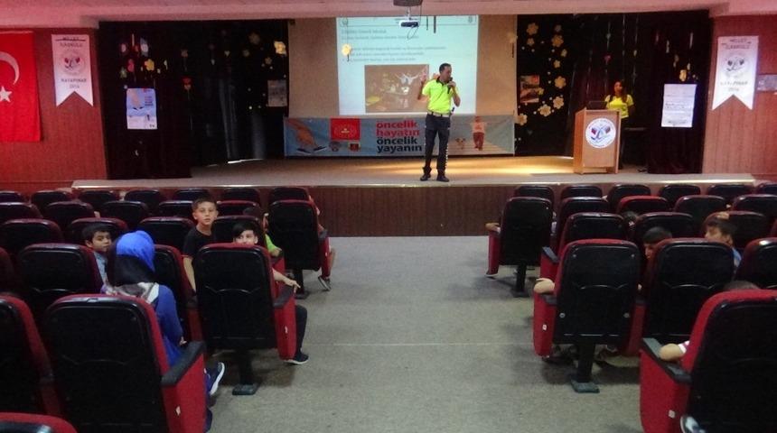 Diyarbakır&rsquo;da g&ouml;n&uuml;ll&uuml; okul ge&ccedil;it g&ouml;revlilerine teorik eğitim