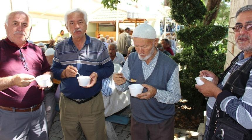 Kemer, Elmalı ve İbradı&rsquo;da vatandaşlara aşure ikram edildi