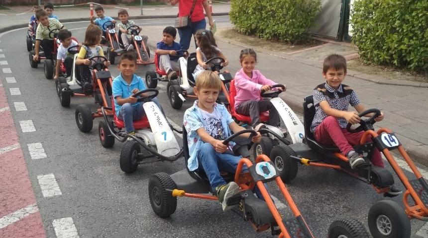 Geleceğin bilin&ccedil;li s&uuml;r&uuml;c&uuml;leri Serdivan trafik park&rsquo;ta eğitiliyor