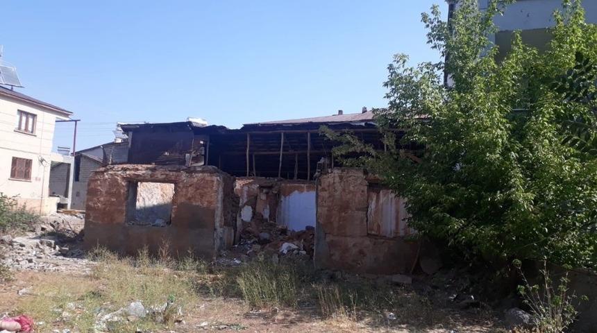 Bingöl’de metruk binalar yıkıldı