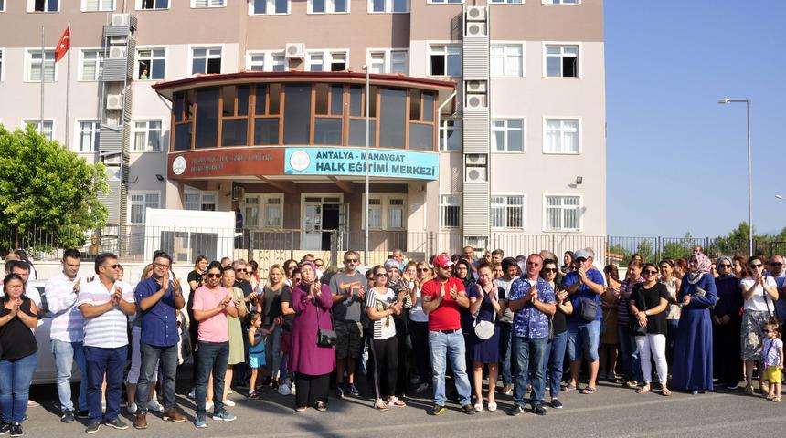 G&ouml;revden alınan okul m&uuml;d&uuml;r&uuml; i&ccedil;in veliler kaymakamlığa y&uuml;r&uuml;d&uuml;