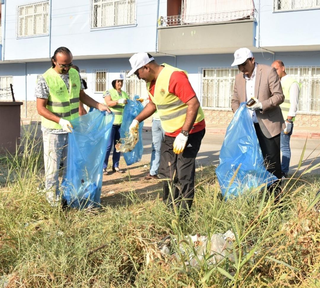 Başkan Yılmaz, personeliyle &ccedil;evre temizliği yaptı, sağlık i&ccedil;in y&uuml;r&uuml;d&uuml;