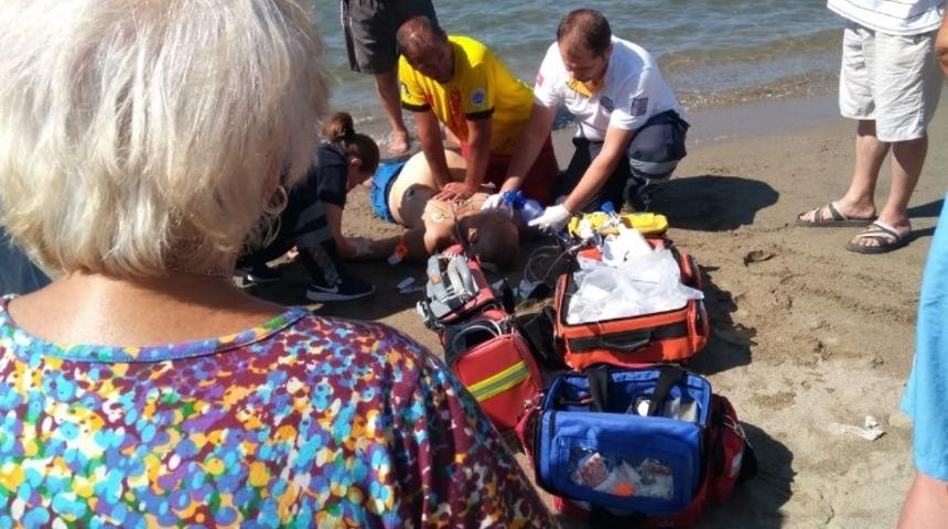 Burhaniye&rsquo;de boğulma tehlikesi ge&ccedil;iren vatandaşı itfaiye kurtardı