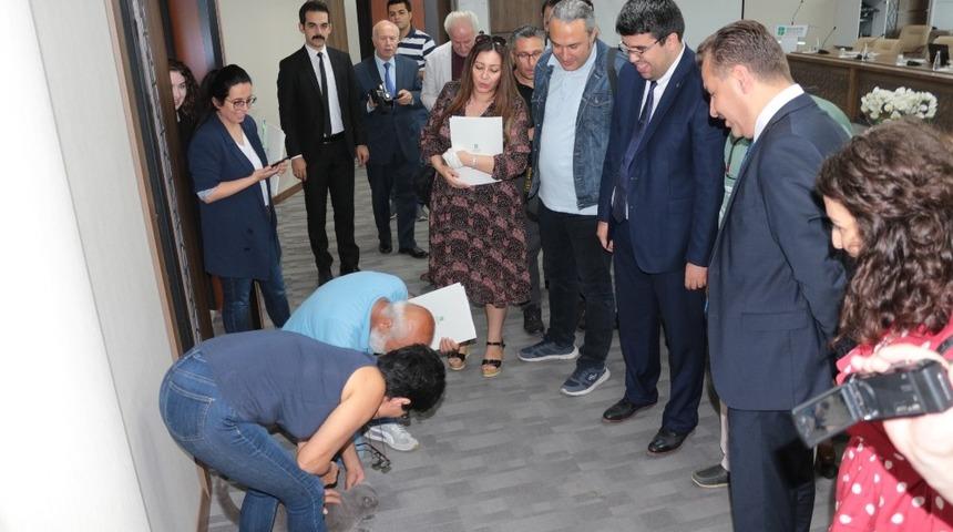 Y&uuml;cel Yılmaz&rsquo;ın kedisi &lsquo;Pati&rsquo; basın mensuplarının g&ouml;zdesi oldu