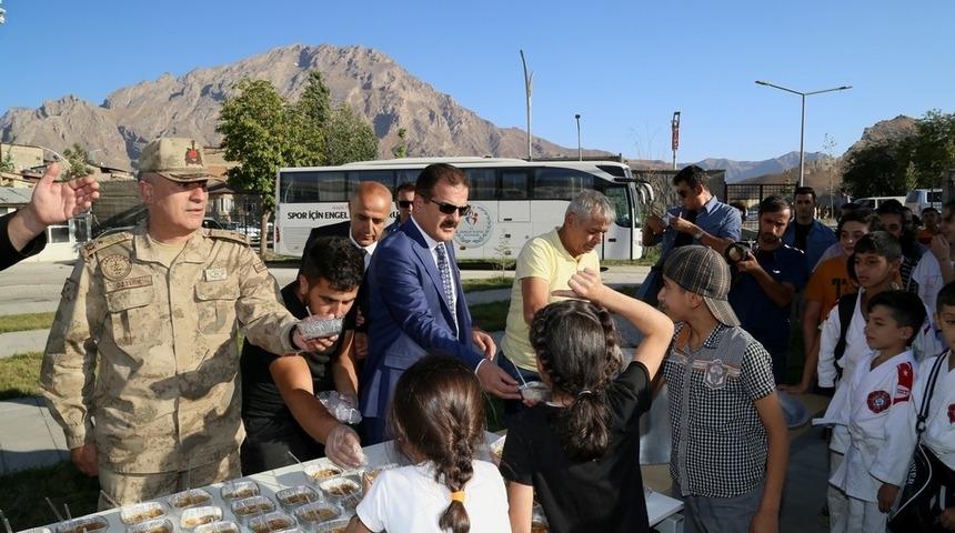 Vali Akbıyık, &ouml;ğrencilere aşure ikram etti