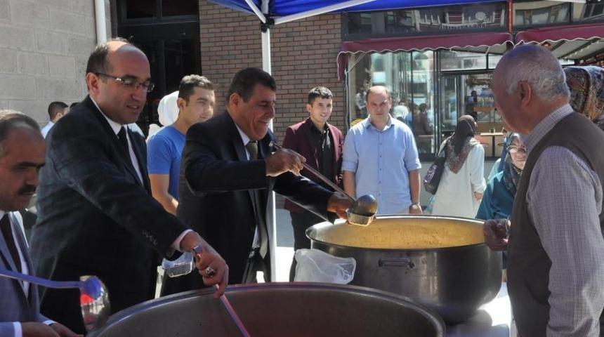 Belediyeden aşure ikramı