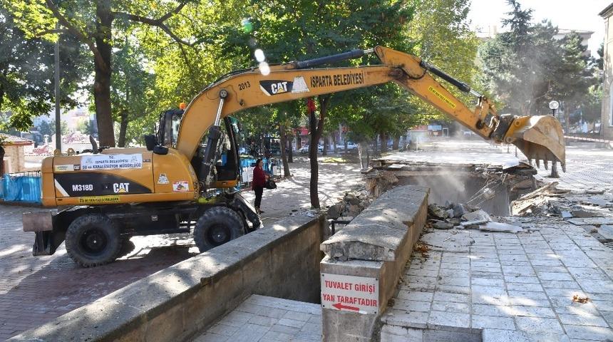 Isparta Belediyesi, yenilemek üzere eski cami tuvaletini yıktı