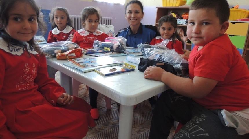 Kars’ta TDP’den öğrencilere boyama kitabı