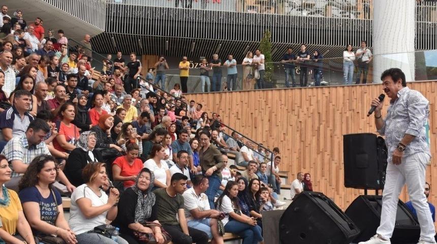 Ahmet Sel&ccedil;uk İlkan, 10 Burda Kitap Fuarı&rsquo;nda sevenleri ile buluştu