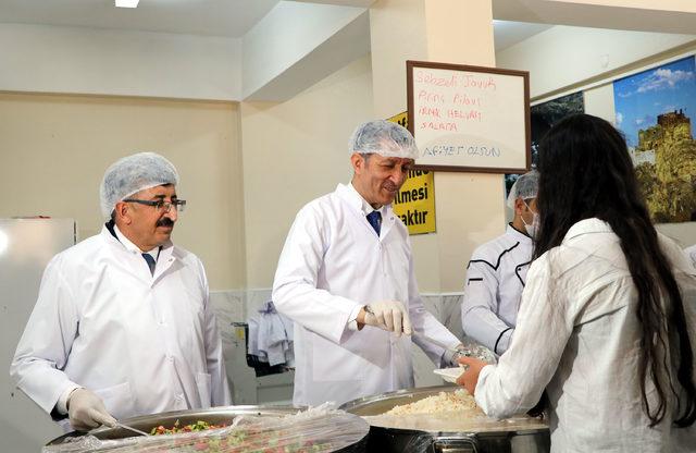 Bakan Selçuk, pilot il seçilen Van'da öğrencilere yemek dağıttı