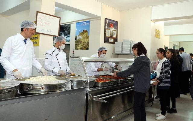 Bakan Selçuk, pilot il seçilen Van'da öğrencilere yemek dağıttı