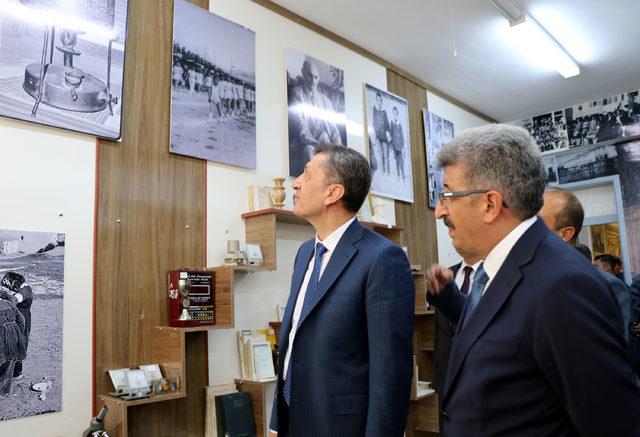 Bakan Selçuk, pilot il seçilen Van'da öğrencilere yemek dağıttı