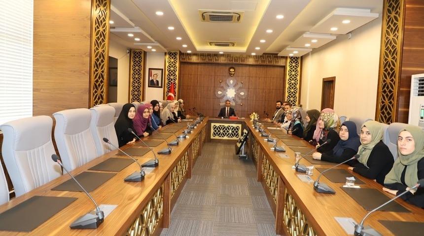 Kaymakam Sinanoğlu hafızlık b&ouml;lge birincilerini makamında kabul etti