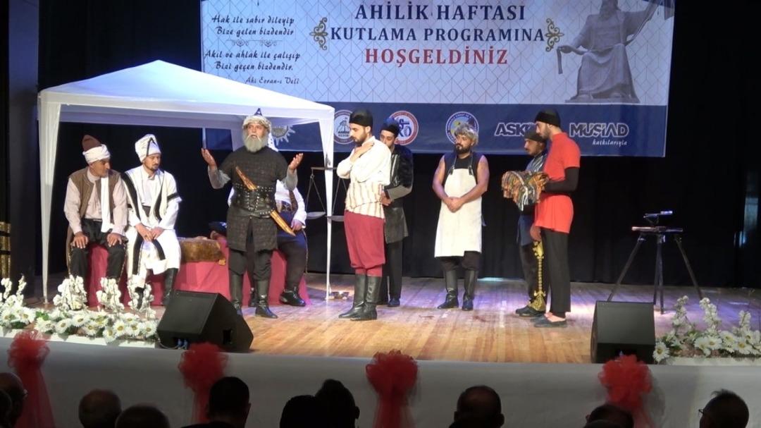 800 yıllık ahilik geleneğini tiyatro oyunu ile canlandırıldı