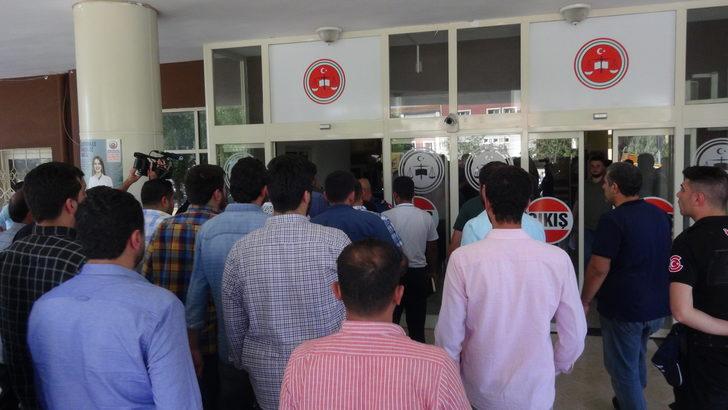 Firari cinayet şüphelisi yakınlarıyla adliyeye gelerek 15 ay sonra teslim oldu G3