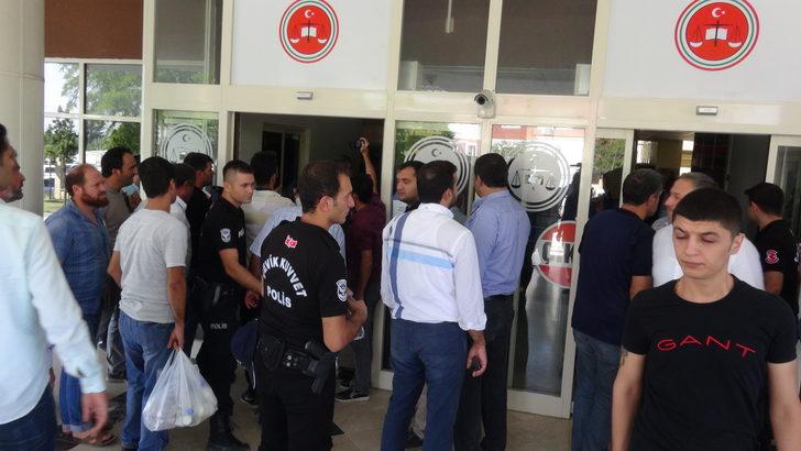 Firari cinayet şüphelisi yakınlarıyla adliyeye gelerek 15 ay sonra teslim oldu G1