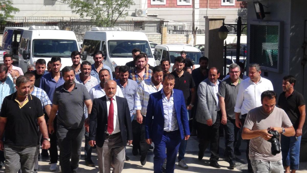 Firari cinayet ş&uuml;phelisi yakınlarıyla adliyeye gelerek 15 ay sonra teslim oldu