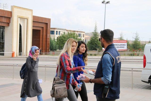 Nevşehir Emniyetinden NEVÜ öğrencilerine ‘Hoş Geldin’ standı