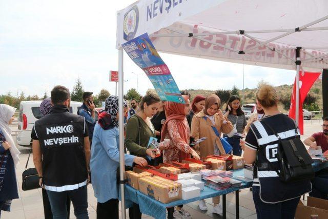 Nevşehir Emniyetinden NEVÜ öğrencilerine ‘Hoş Geldin’ standı