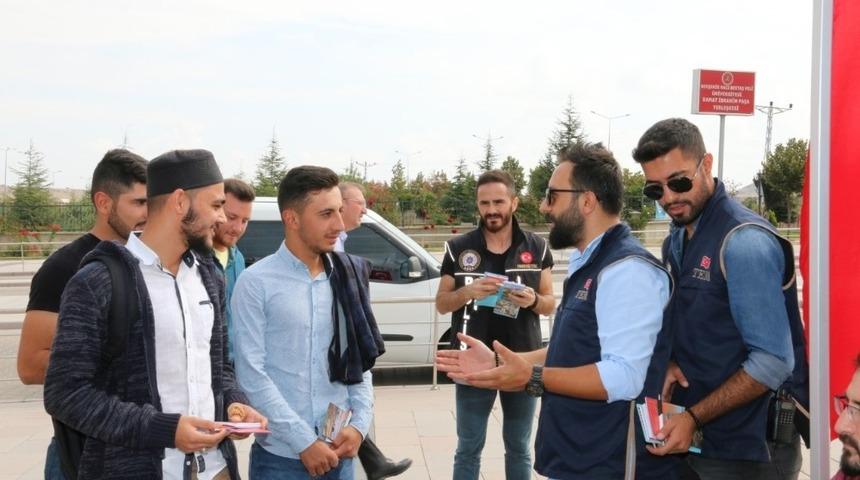 Nevşehir Emniyetinden NEV&Uuml; &ouml;ğrencilerine &lsquo;Hoş Geldin&rsquo; standı