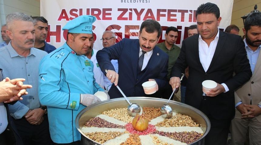 Karak&ouml;pr&uuml;&rsquo;de vatandaşlara Aşure ikramı