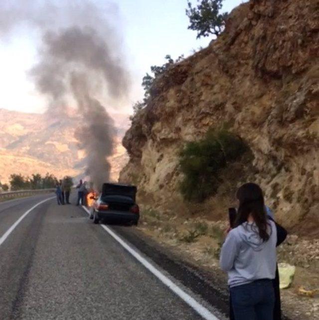 Seyir halindeki otomobil alev alev yandı