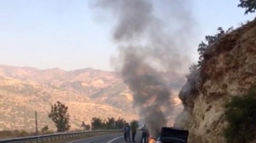 Seyir halindeki otomobil alev alev yandı