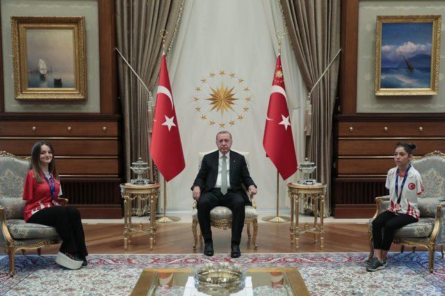 Erdoğan, milli sporcular Sümeyye ve Sevilay'ı kabul etti