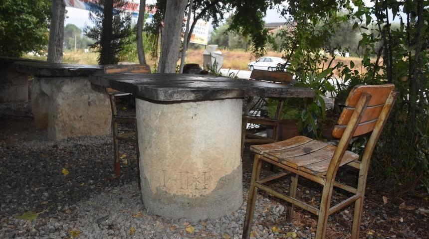 25 yıldır kahvehane masası olarak kullanılan taş, 2 bin yıllık yön tabelası çıktı