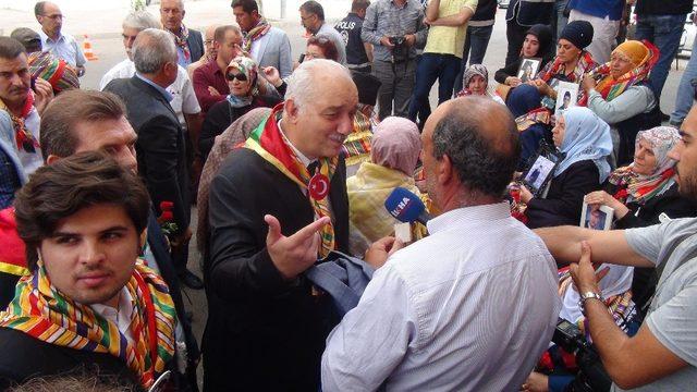 Diyarbakır’da HDP il binası önünde oturma eylemi yapan ailelere destek ziyaretleri sürüyor