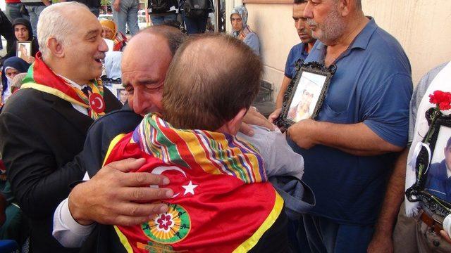 Diyarbakır’da HDP il binası önünde oturma eylemi yapan ailelere destek ziyaretleri sürüyor