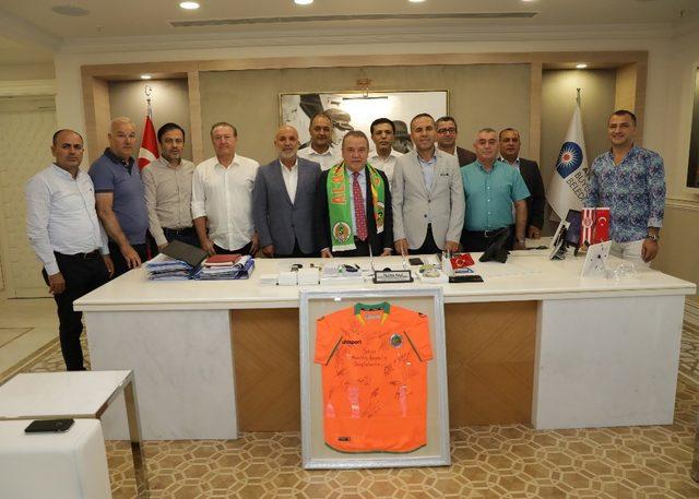 Alanyaspor Yönetimi Başkan Böcek’i ziyaret etti