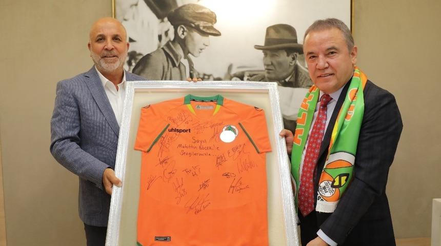 Alanyaspor Yönetimi Başkan Böcek’i ziyaret etti