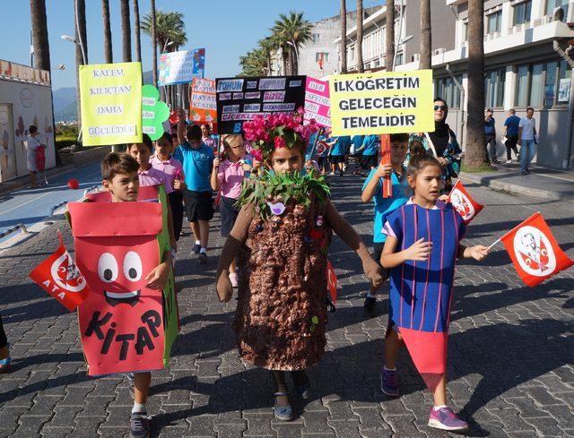 Marmaris'te öğrenciler kostümlü yürüyüşle eğitime dikkat çekti
