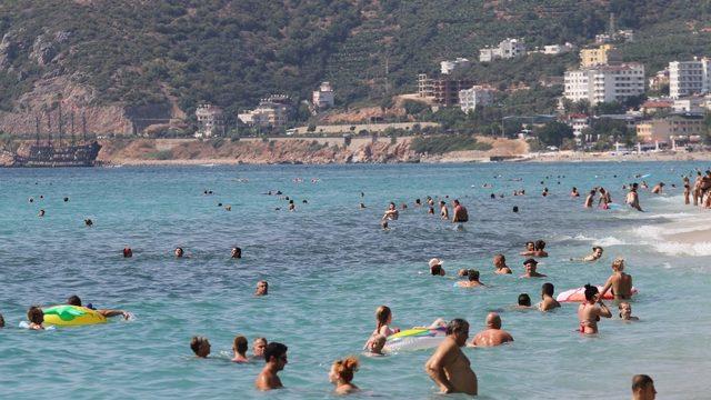 Alanya’da güneşli havayı fırsat bilenler plajlara akın etti