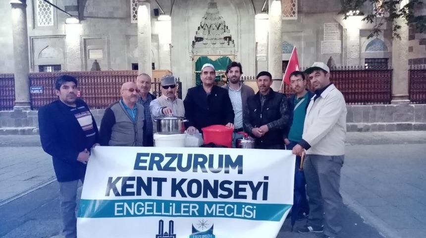 Engelliler Meclisi Aşure dağıttı