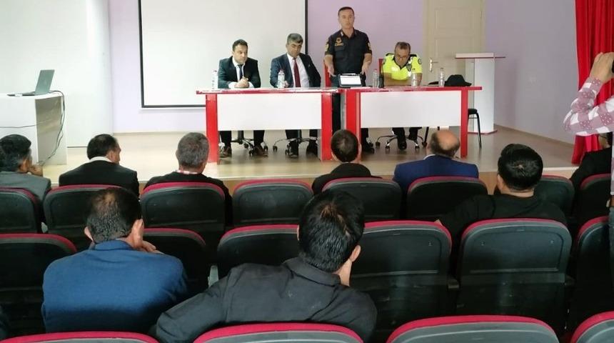 Jandarmadan okul servis aracı s&uuml;r&uuml;c&uuml;lerine trafik semineri