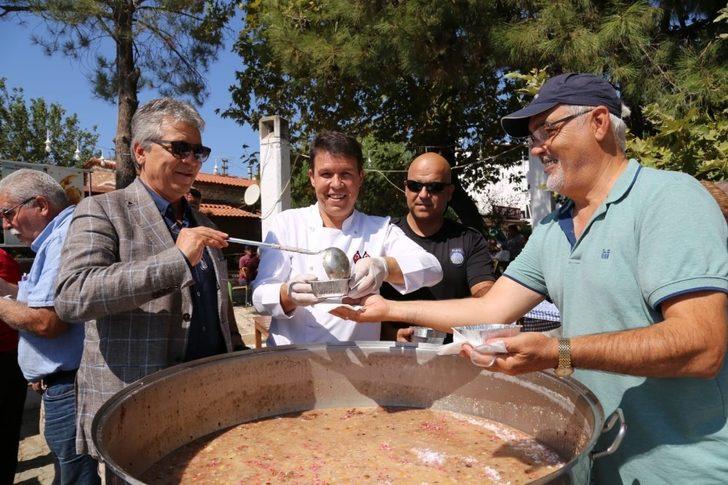 Edremit Belediyesi 25 bin kişilik aşure dağıttı G1