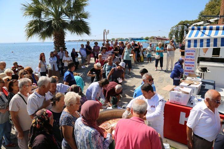 Edremit Belediyesi 25 bin kişilik aşure dağıttı G2