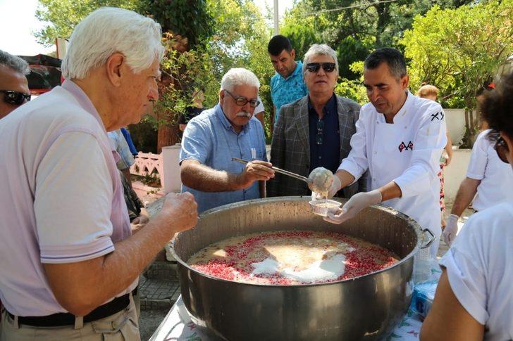 Edremit Belediyesi 25 bin kişilik aşure dağıttı G3