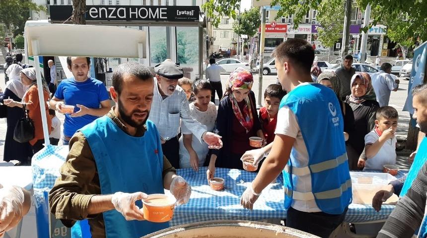 Beşir Derneği 5 bin kişiye aşure dağıttı