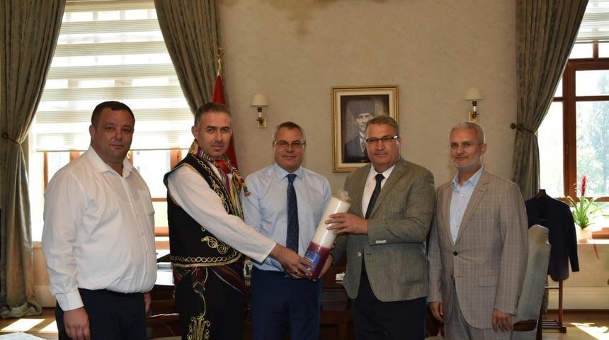 Başkan &Ccedil;er&ccedil;i&rsquo;den g&uuml;reşlere kırmızı dipli mumla davet