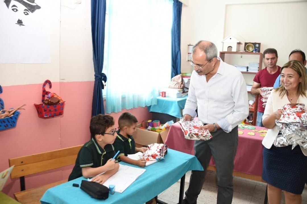 Başkan Bozdoğan, minik &ouml;ğrencilere hediye dağıttı