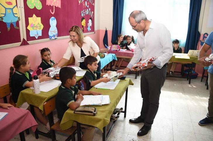 Başkan Bozdoğan, minik öğrencilere hediye dağıttı G2