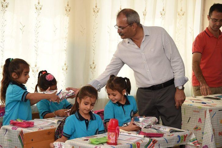 Başkan Bozdoğan, minik öğrencilere hediye dağıttı G4