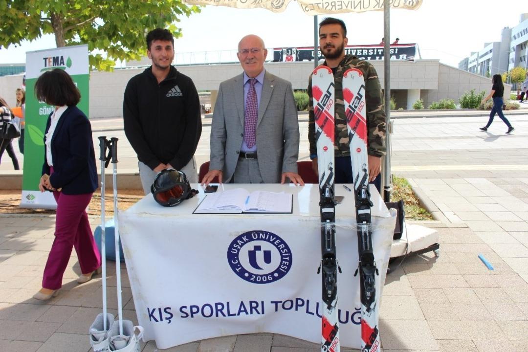 Uşak &Uuml;niversitesi Rekt&ouml;r&uuml; topluluk stantlarını gezerek &ouml;ğrencilere destek verdi