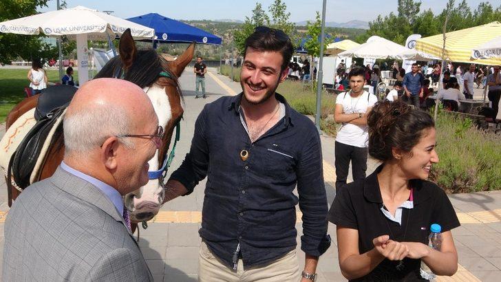 Uşak Üniversitesi Rektörü topluluk stantlarını gezerek öğrencilere destek verdi G2